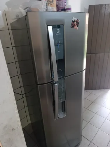 Geladeira Eletrolux Inox 380 Litros, Água na Porta