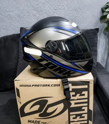 Capacete novo na caixa 