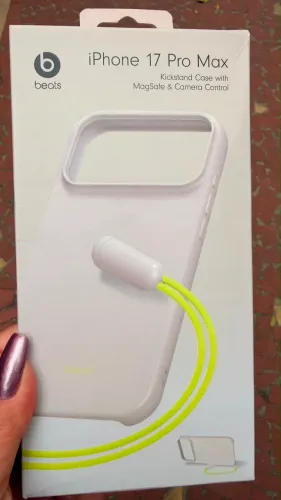 Capinha beats iPhone 17pro Max bege