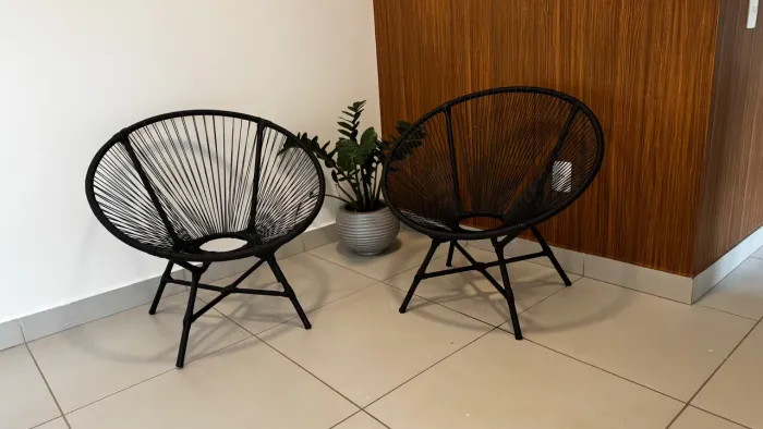 DUAS CADEIRAS DE FIBRA 
