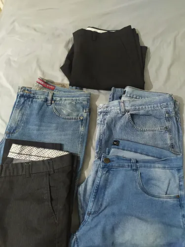 LOTE 5 calças masculinas, sendo 4 JEANS e 1 social Tam 48