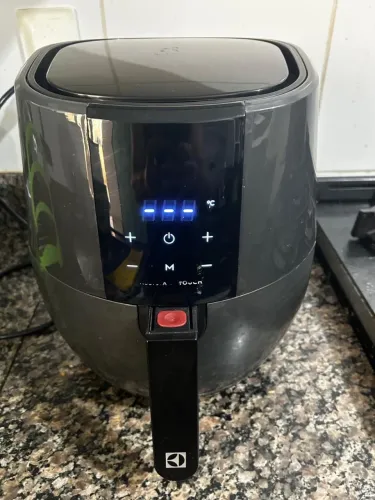 Vendo Air Frayer Eletrolux 5.6L ótimo estado de conservação.