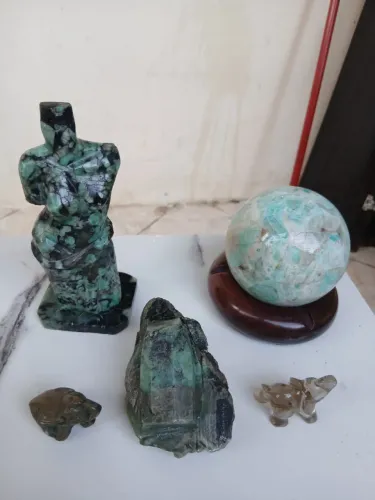 Decoração em escultura de pedras preciosas