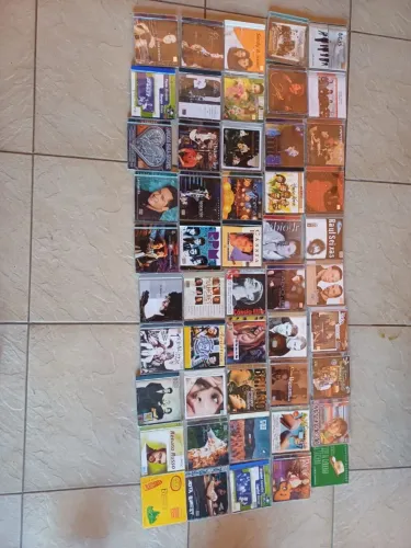 vendo 86 cds originais .artistas nacionais e internacionais ótimo estado