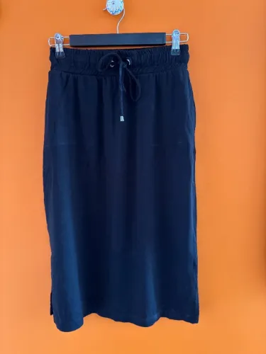 Saia Midi preta com bolso