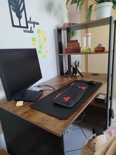 Mesa de escritório com prateleira 
