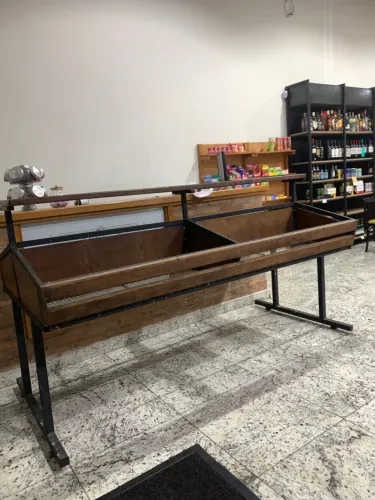 Expositor para hortifruti de madeira e estrutura de ferro com grade em aço inox