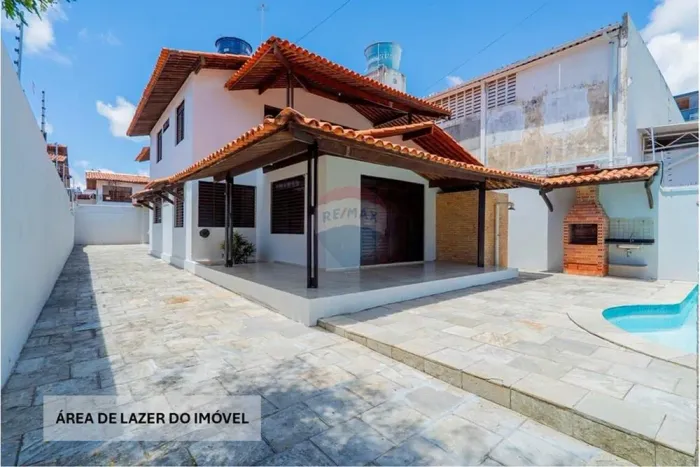 Casa à venda com piscina a 160m da praia do Bessa, com 04 quartos, sendo 01 suíte, localiz
