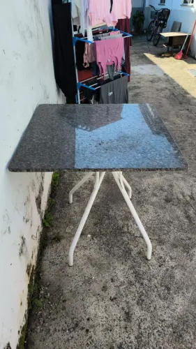 Mesa de granito quadrada