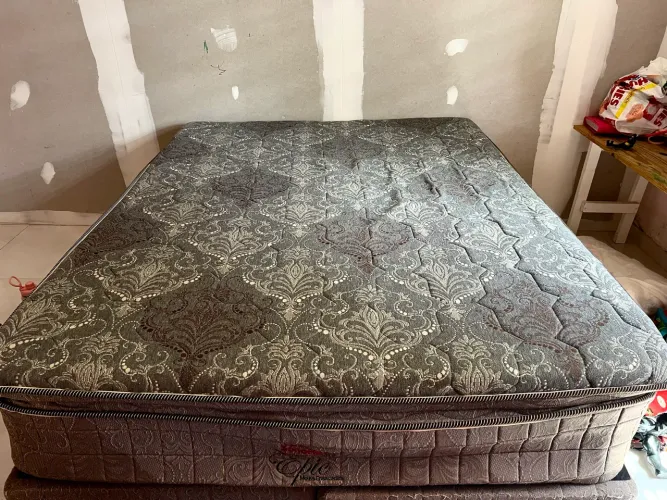 Cama queen seminova