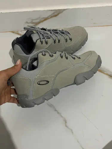 Botinha oakley cinza 