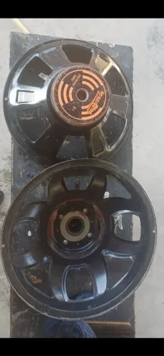 Vendo duas carcaça de alto falante de 15 polegadas com 250 rms cada ligar para 99874.8739 