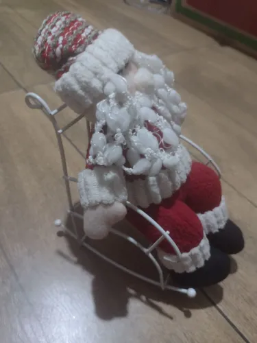 enfeite papai Noel na cadeira de balanço