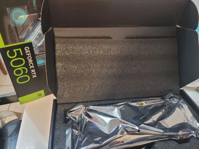 RTX 5060 Gigabyte GAMING OC 3x - 6 meses de uso - 3 anos de garantia!