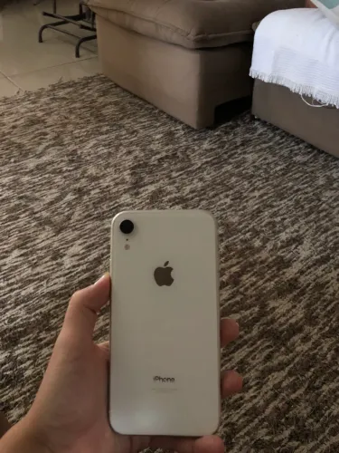 iPhone XR, 64 gb, bateria 75% ? bem conservado. Precisa trocar a tela da frente.