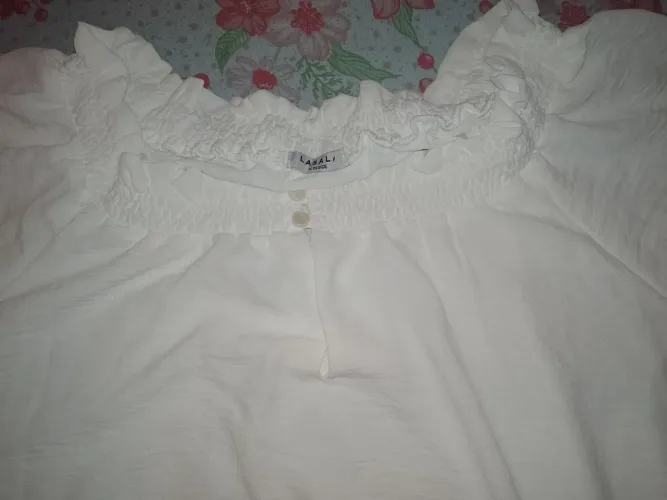 Blusa feminina modelo bata novas uma das blusas está com uma mancha piqenina a outra não t