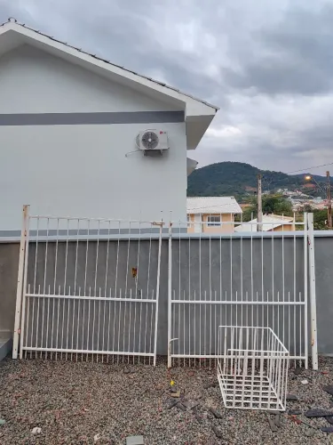 Vendo portão e lixeira de murro