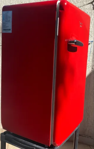 Frigobar retrô vermelho rubi da marca midea