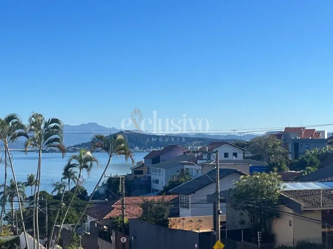 Ampla casa com 6 dormitórios e vista para o mar no bairro Itaguaçu