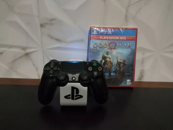 Combo controle de PS4 e God of War 2018.