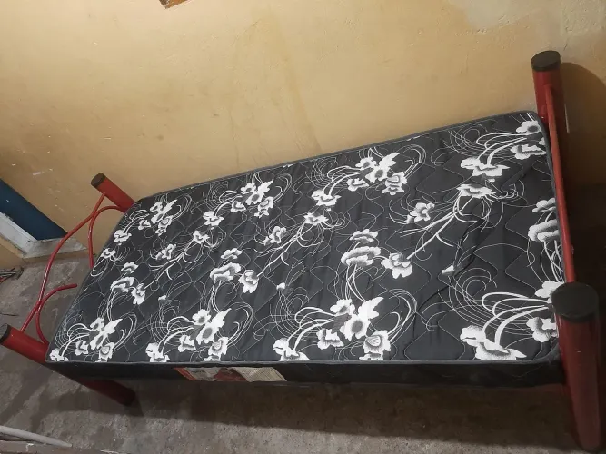 Cama solteiro com colchão