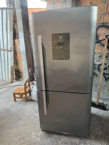 Geladeira Frost Free inox funcionando perfeitamente