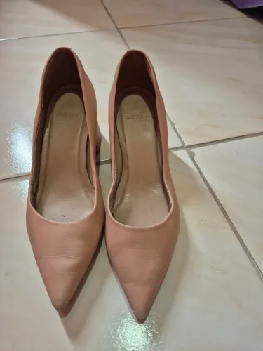Sapato bico fino com salto