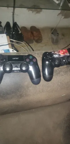 Dois controles de ps4 com defeito
