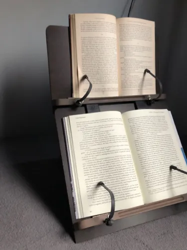Suporte duplo para leitura de livros e afins.
