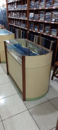 Balcão Vitrine Curvo Expositor de Madeira e Vidro - 1,25m