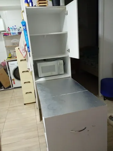 Armário com mesa embutida