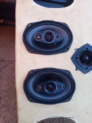 Vendo par de 69 Pioneer e um tampão do Palio