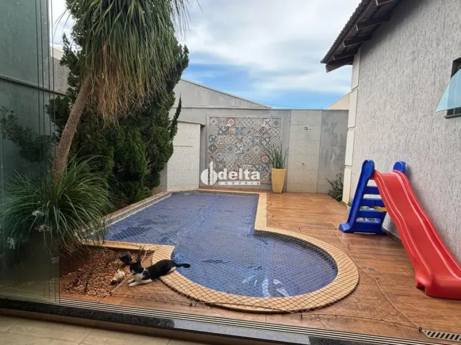 Casa em condomínio com 3 suítes disponível para venda no bairro Jardim Inconfidência em Ub