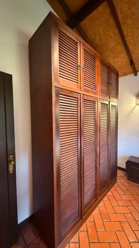 Guarda-roupa em Madeira Maciça com Maleiro - 2,64 x 1,88