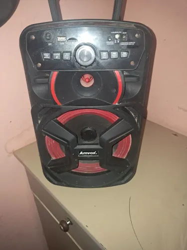 Caixa de som portátil com Bluetooth é carregador