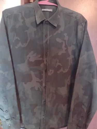 Camisa camuflada com mangas longas