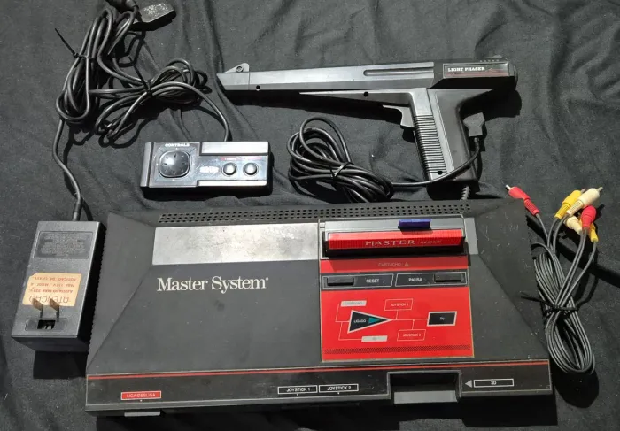 Videogame - Sega Master System 2 com 1 controle, Light Phaser e Fita com todos os jogos