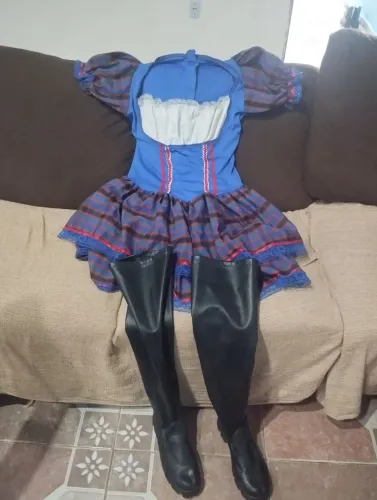 bota cano alto e vestido de quadrilha 