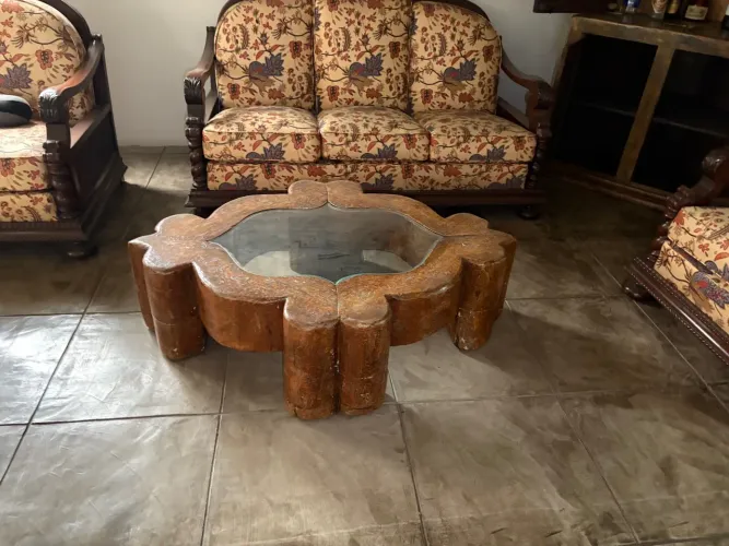 Mesa de centro em madeira maciça