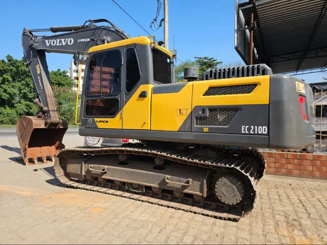 Escavadeira Volvo EC 210D ano 2020 com 12.000 horas, no RJ