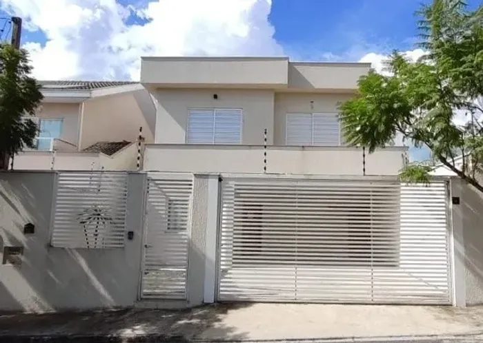 Sobrado com Piscina no Vila Branca em Jacareí-SP