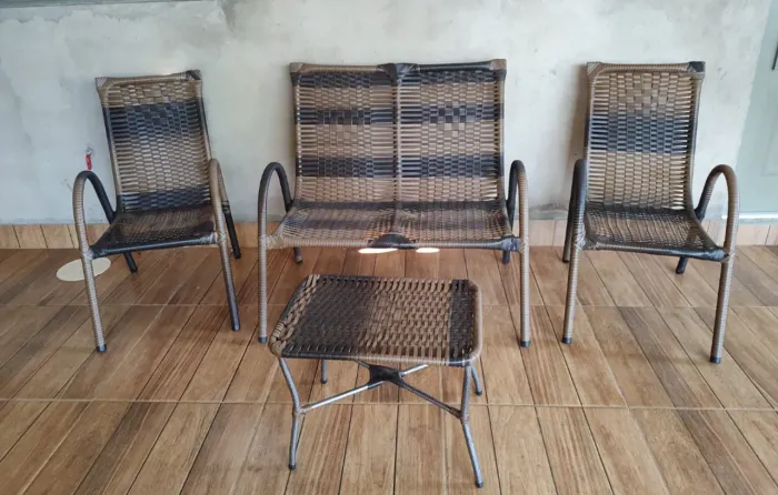 Conjunto Namoradeira Com cadeiras e mesinha novas