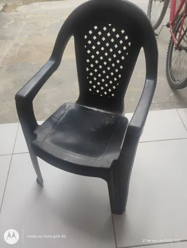 Cadeira preta de plástico com braço 