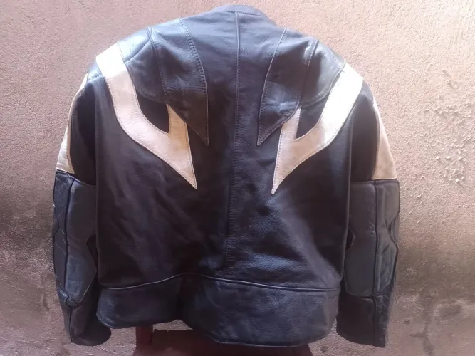 Jaqueta 100% couro, pra quem anda de moto. Tem até proteção pro ombro 