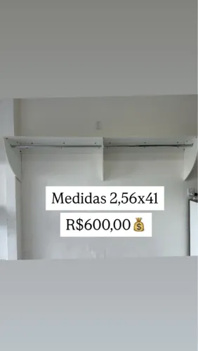 Armário branco sob medida com varão