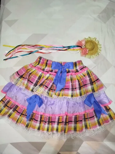 Saia de festa junina com chapéu