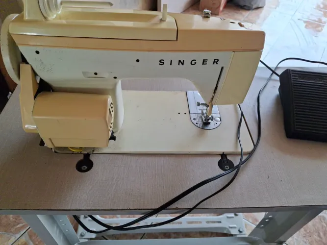 Mesa com máquina de costura Singer