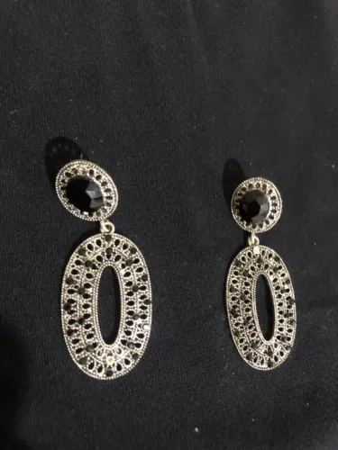Brincos de Pedra Preta com Detalhes em Prata