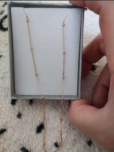 Corrente delicada com bolinhas douradas
