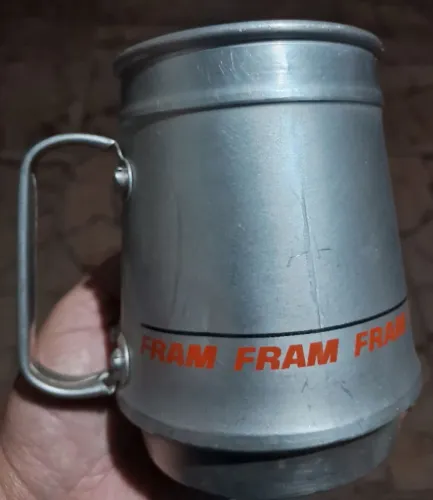 Caneca de alumínio antiga 